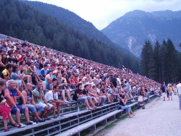 Spalti gremiti  allo stadio Pineta di Pinzolo