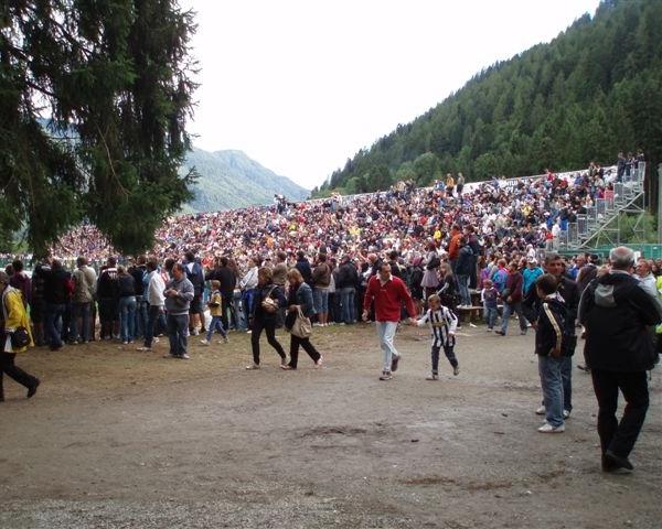 La tribuna gremita dello stadio Pineta di Pinzolo